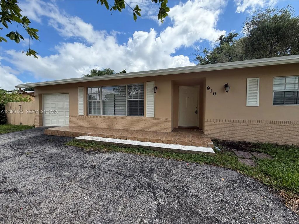 910 Sw 67th Avenue, North Lauderdale