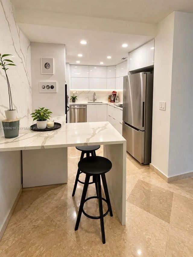 4 of 19 - 5555 Collins Avenue #14y, Miami Beach, FL