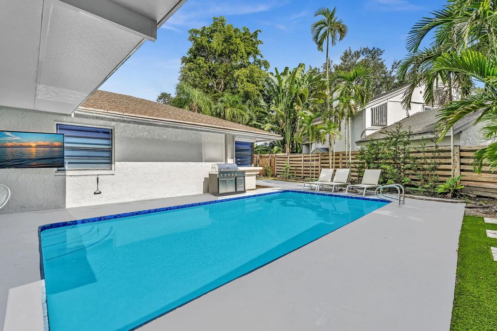 136 Greens Road, Hollywood