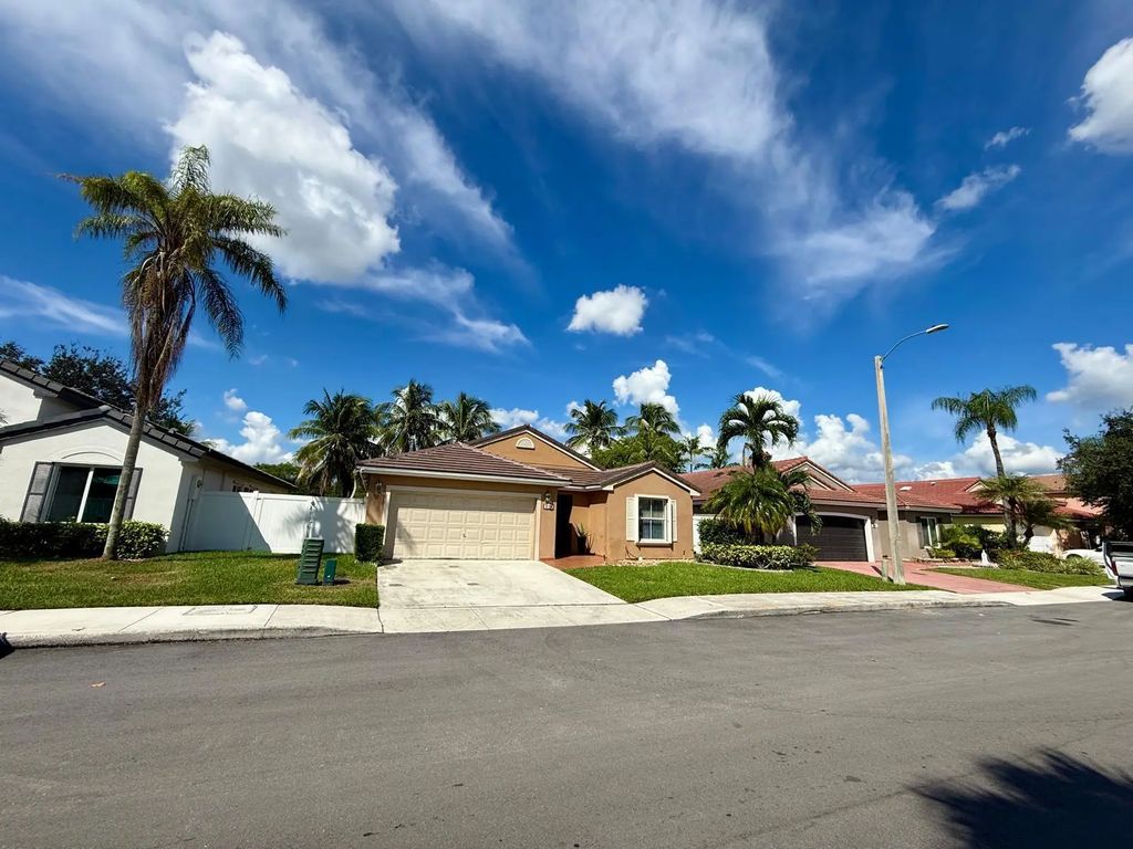 870 Nw 166th Avenue, Pembroke Pines