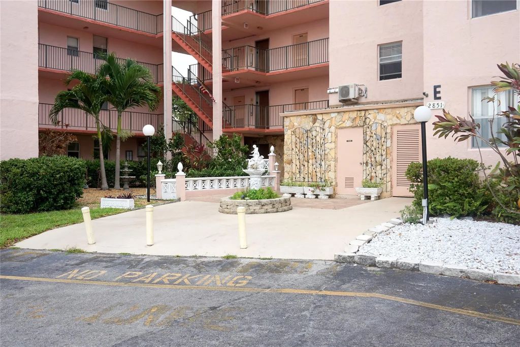 2851 Somerset Drive #207, Lauderdale Lakes