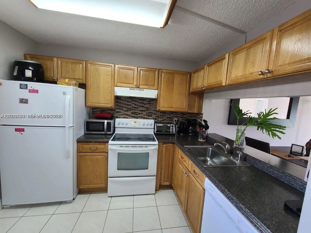 165 Nw 93rd Avenue #102, Pembroke Pines