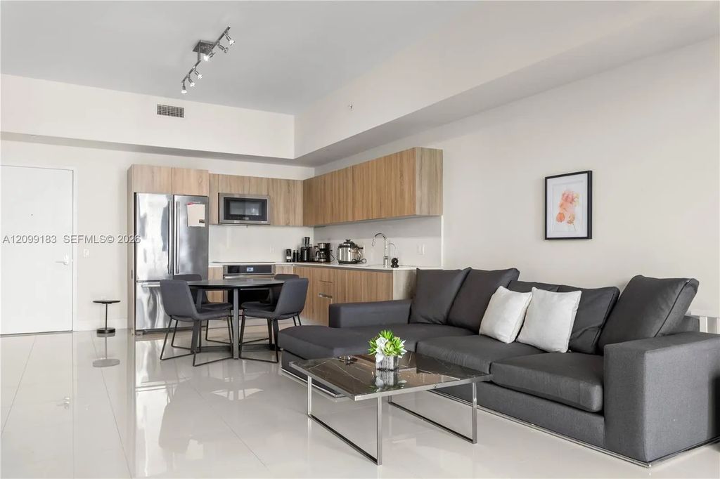 2960 Ne 207th Street #502, Aventura
