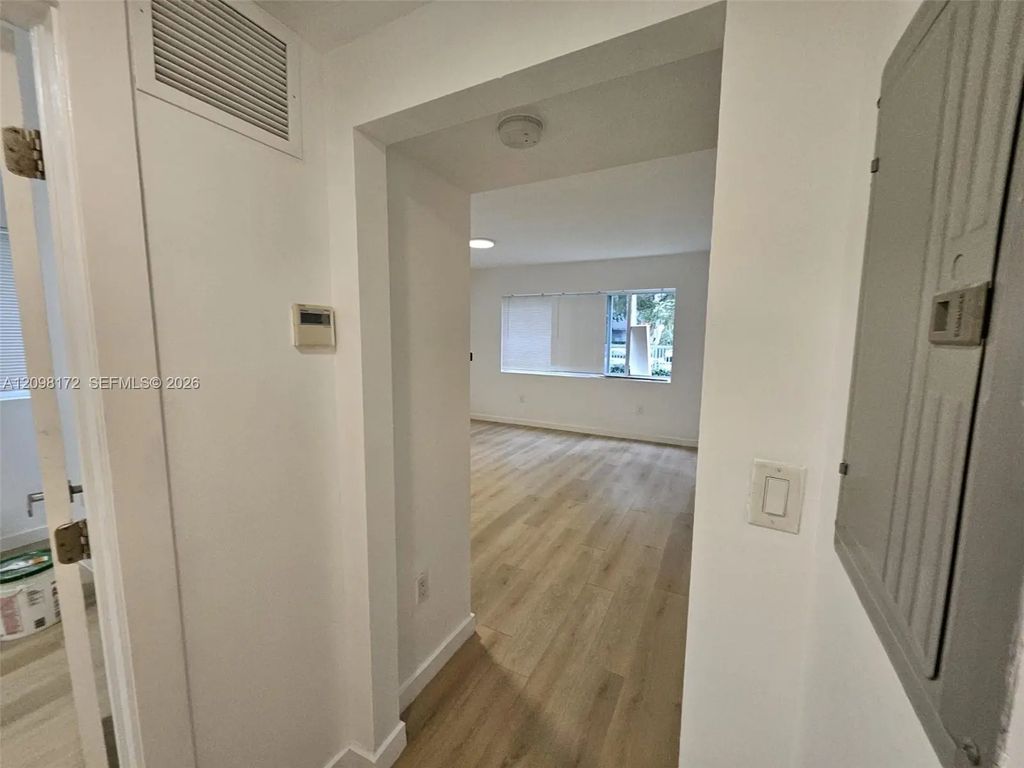 557 Michigan Avenue #211+parking, Miami Beach
