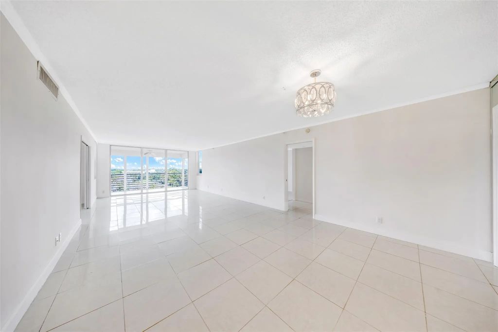 625 Oaks Drive #802, Pompano Beach