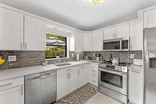 2 of 42 - 819 Nw 25th Avenue, Delray Beach, FL