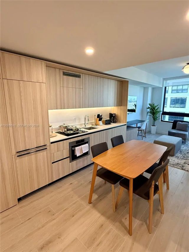 3 of 8 - 225 N Miami Avenue #1604, Miami, FL