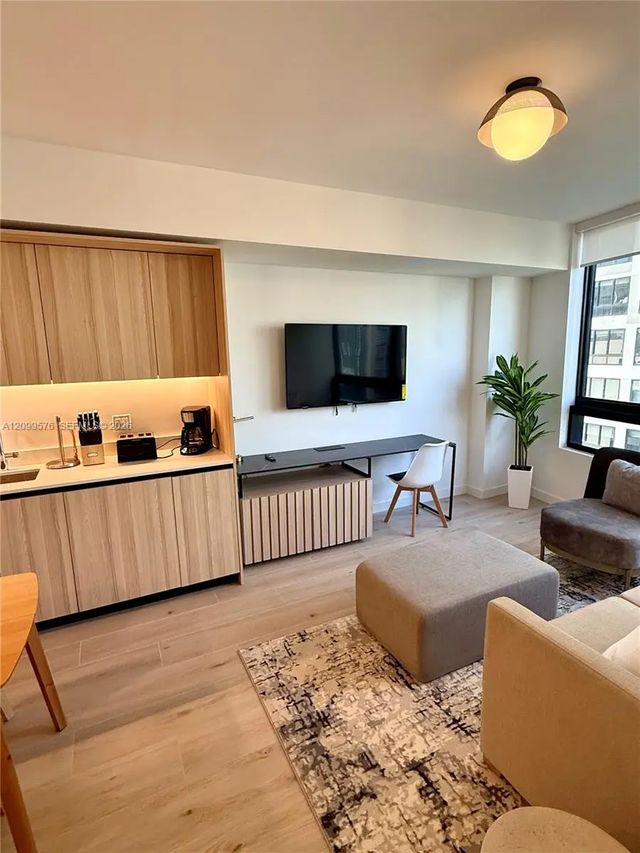 4 of 8 - 225 N Miami Avenue #1604, Miami, FL