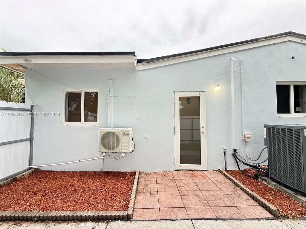 840 N 70th Way, Hollywood