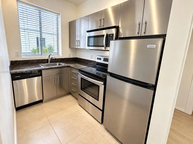 4 of 8 - 1000 Meridian Avenue #17, Miami Beach, FL