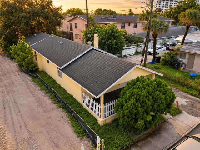 2 of 27 - 11 S D Street, Lake Worth Beach, FL