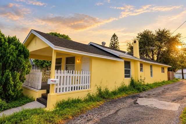 3 of 27 - 11 S D Street, Lake Worth Beach, FL