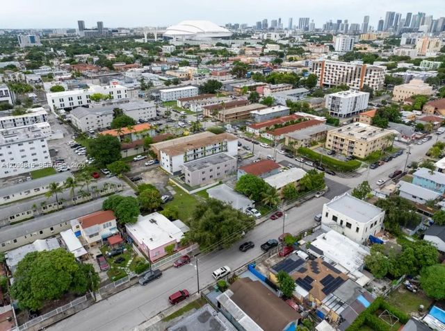 4 of 12 - 220 Sw 18th Avenue, Miami, FL