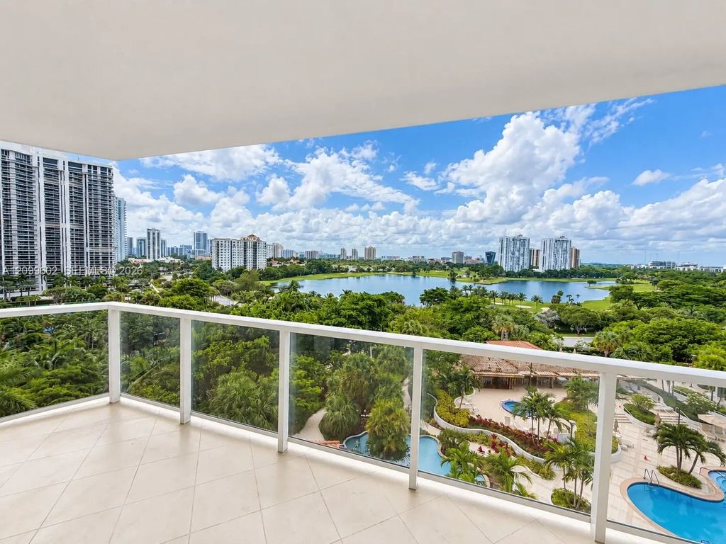 20281 E Country Club Drive #809, Aventura