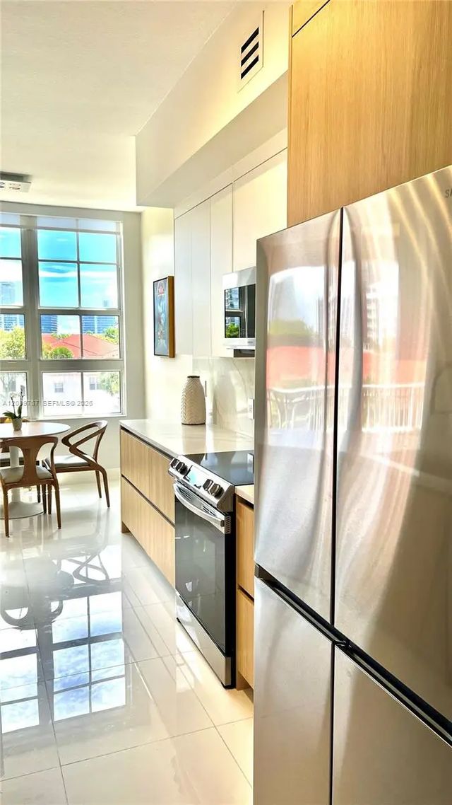 5 of 17 - 3001 Ne 185th Street #421, Aventura, FL