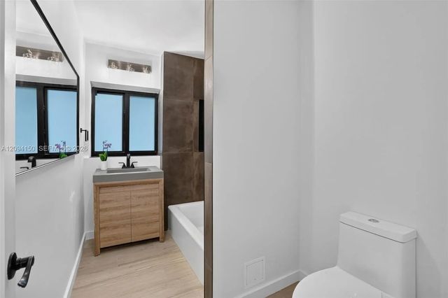 5 of 35 - 4547 Sw 16th Street, Miami, FL