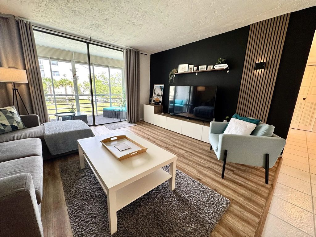 2811 Somerset Drive #206, Lauderdale Lakes