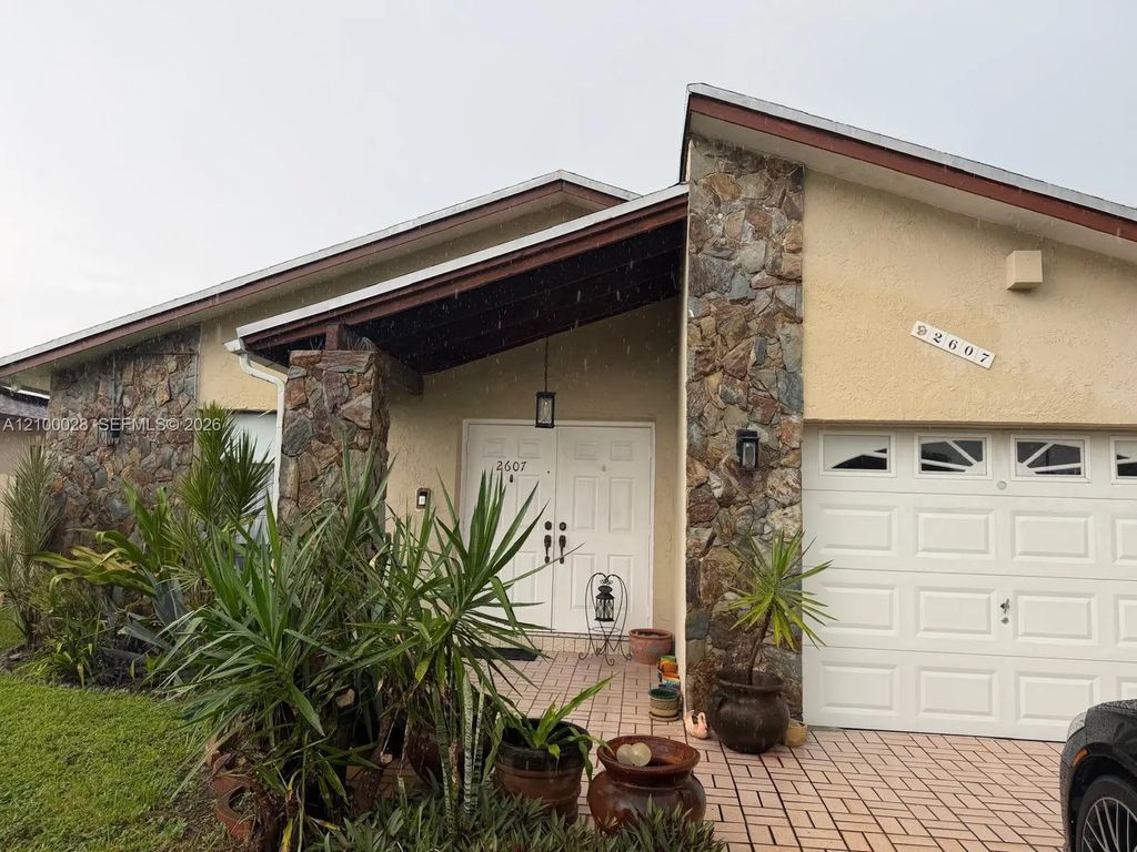 2607 Harding Street, Hollywood