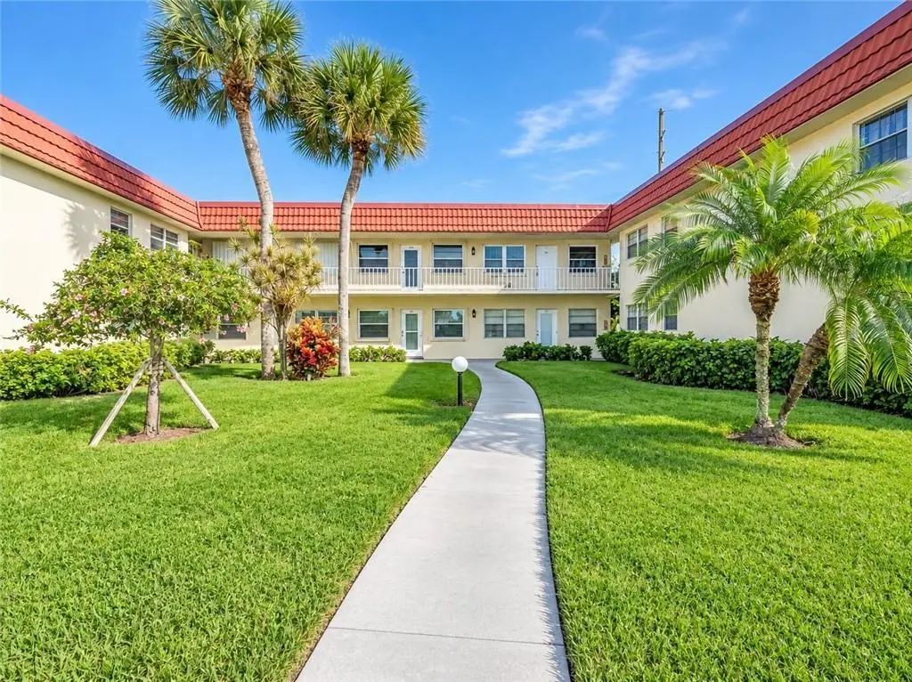 99 Spring Lake Drive #101, Vero Beach