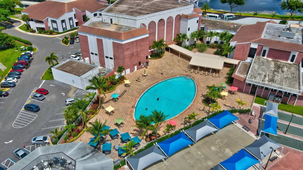1083 Oakridge U, Deerfield Beach