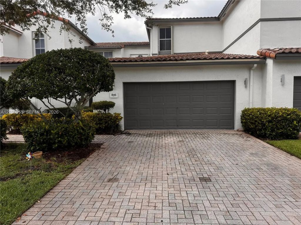 876 W Spinnaker Drive W, Hollywood