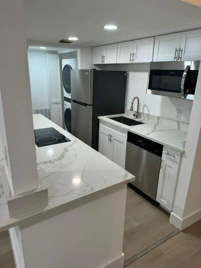 4 of 20 - 330 Cypress Drive, Lake Park, FL