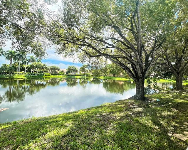 153 Lakeview Drive #103, Weston