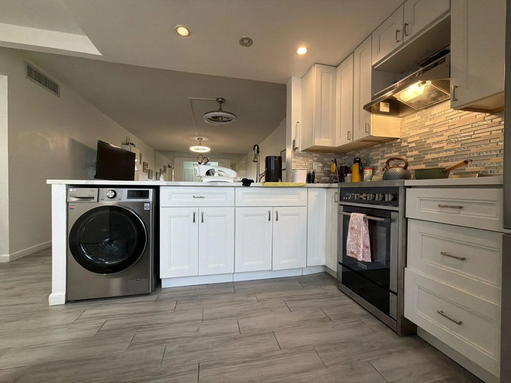 320 Ne 12th Avenue #105, Hallandale Beach