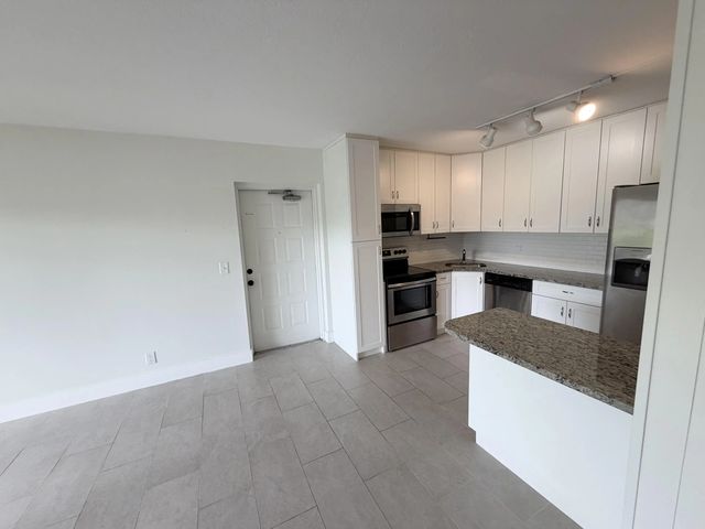 4 of 13 - 1112 Green Pine Boulevard #f1, West Palm Beach, FL