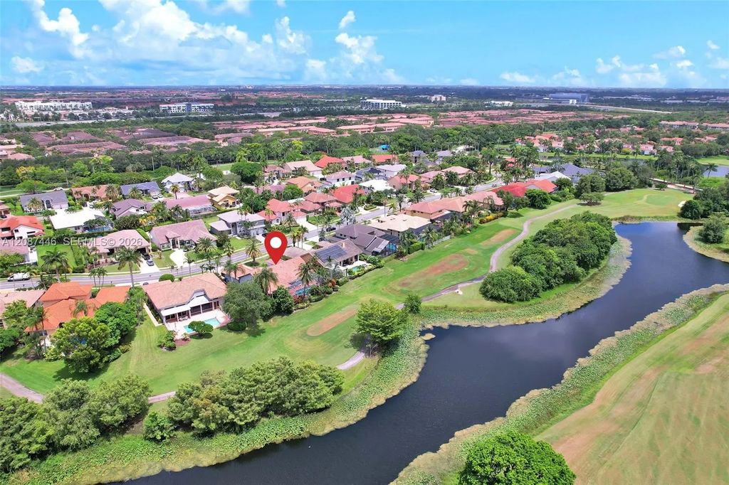 560 W Cypress Pointe Drive W, Pembroke Pines