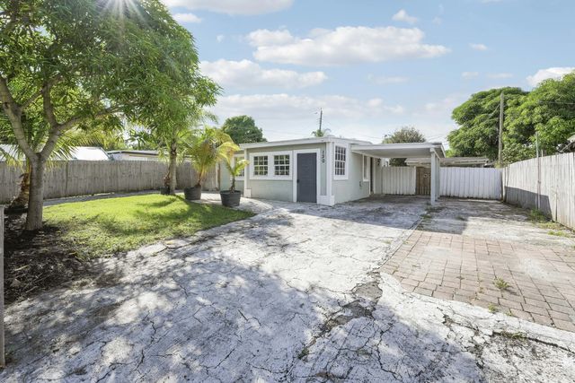 2 of 24 - 130 Plum Tree Drive, Lake Worth, FL