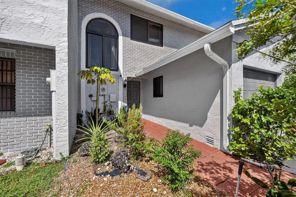 10377 Nw 3rd Street, Pembroke Pines