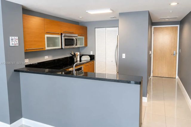 3 of 8 - 244 Biscayne Boulevard #3204, Miami, FL