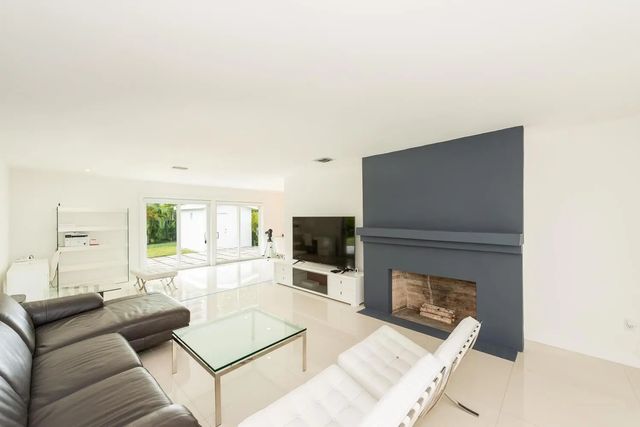3 of 27 - 1040 N Venetian Drive, Miami, FL