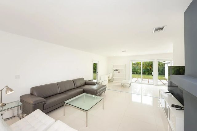 4 of 27 - 1040 N Venetian Drive, Miami, FL