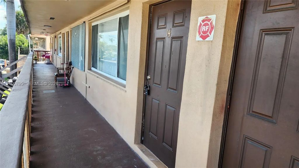 170 Sw 11th Avenue #14, Hallandale Beach