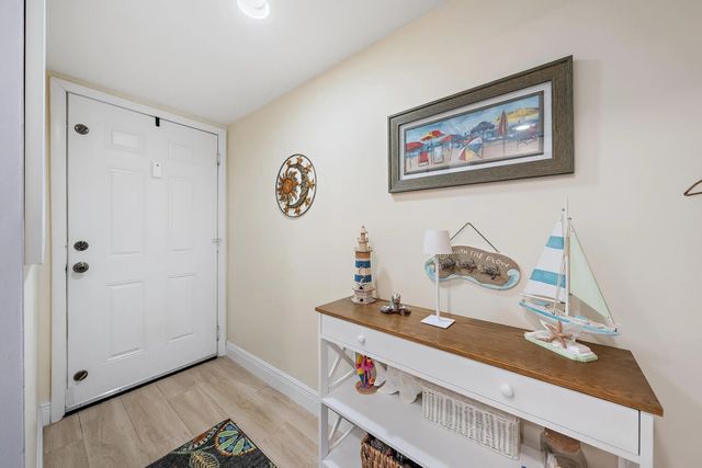 4 of 40 - 601 Seafarer Circle #201, Jupiter, FL