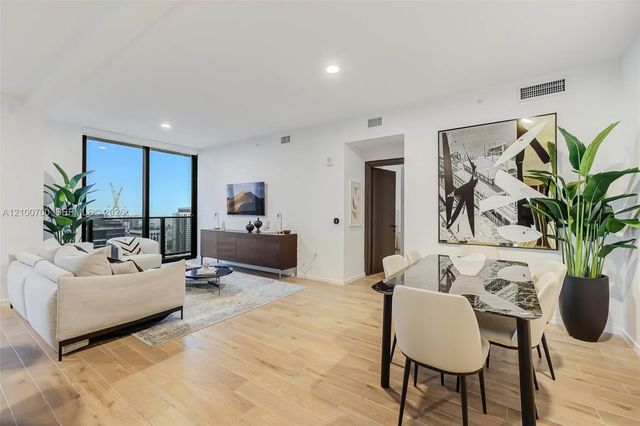 4 of 68 - 398 Ne 5th Street #3718-3719, Miami, FL