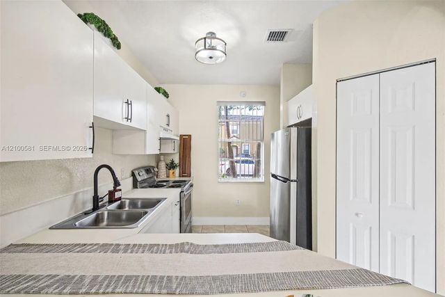 5 of 26 - 645 E Mowry Court, Homestead, FL