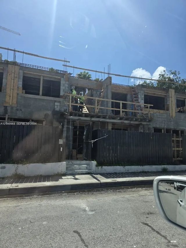 5 of 11 - 933 Sw 4th Avenue, Miami, FL