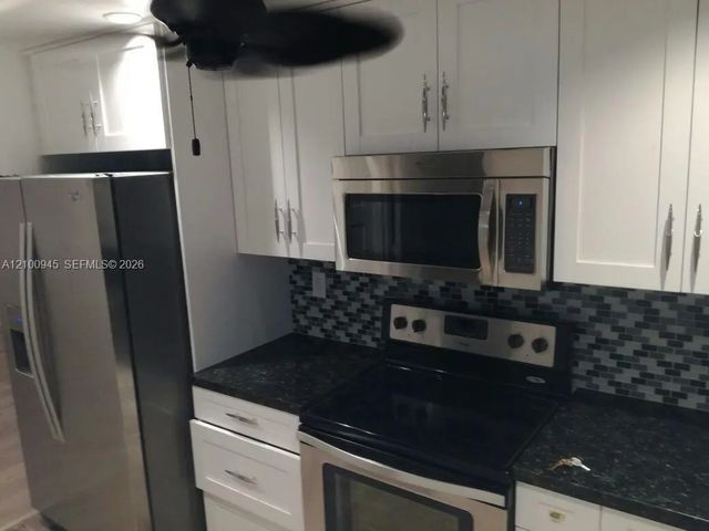 922 Ne 199th Street #4h, Miami
