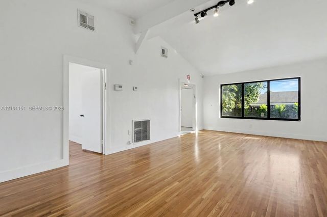 4 of 18 - 16901 Ne 6th Avenue, North Miami Beach, FL