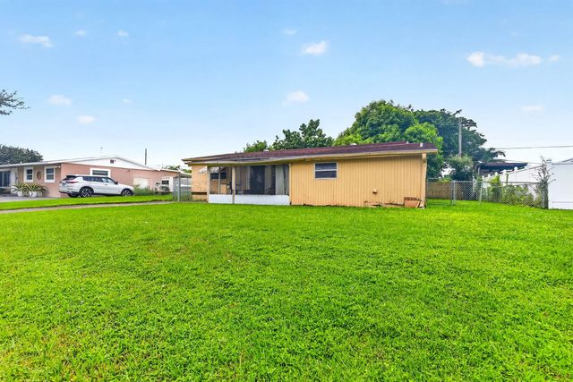 4 of 31 - 913 Jamaican Drive, West Palm Beach, FL