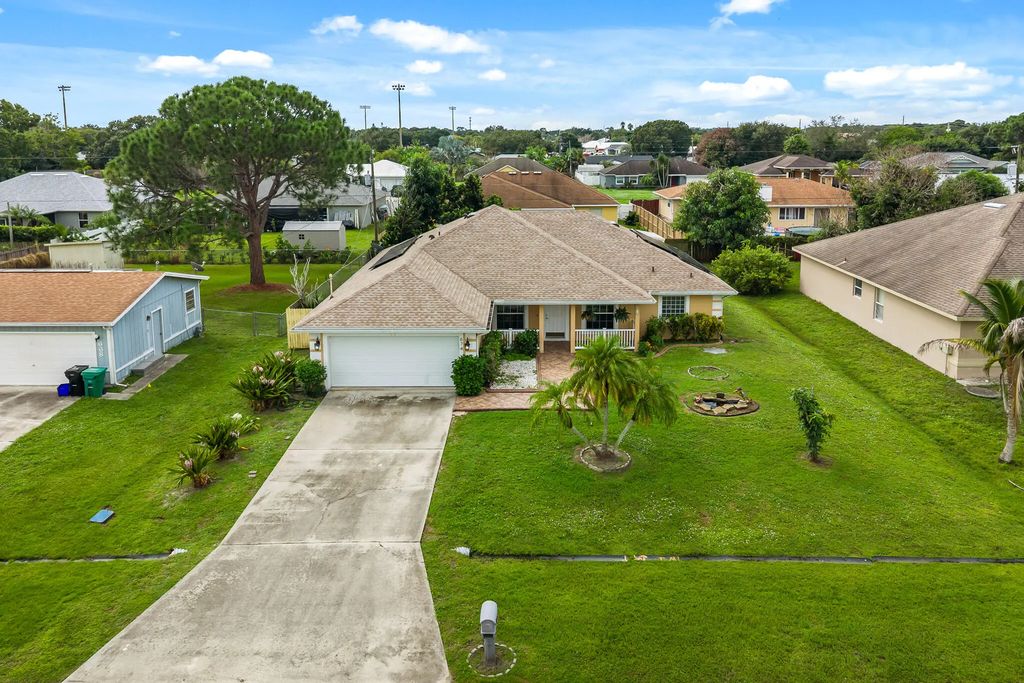 674 Sw Lucero Drive, Port St. Lucie