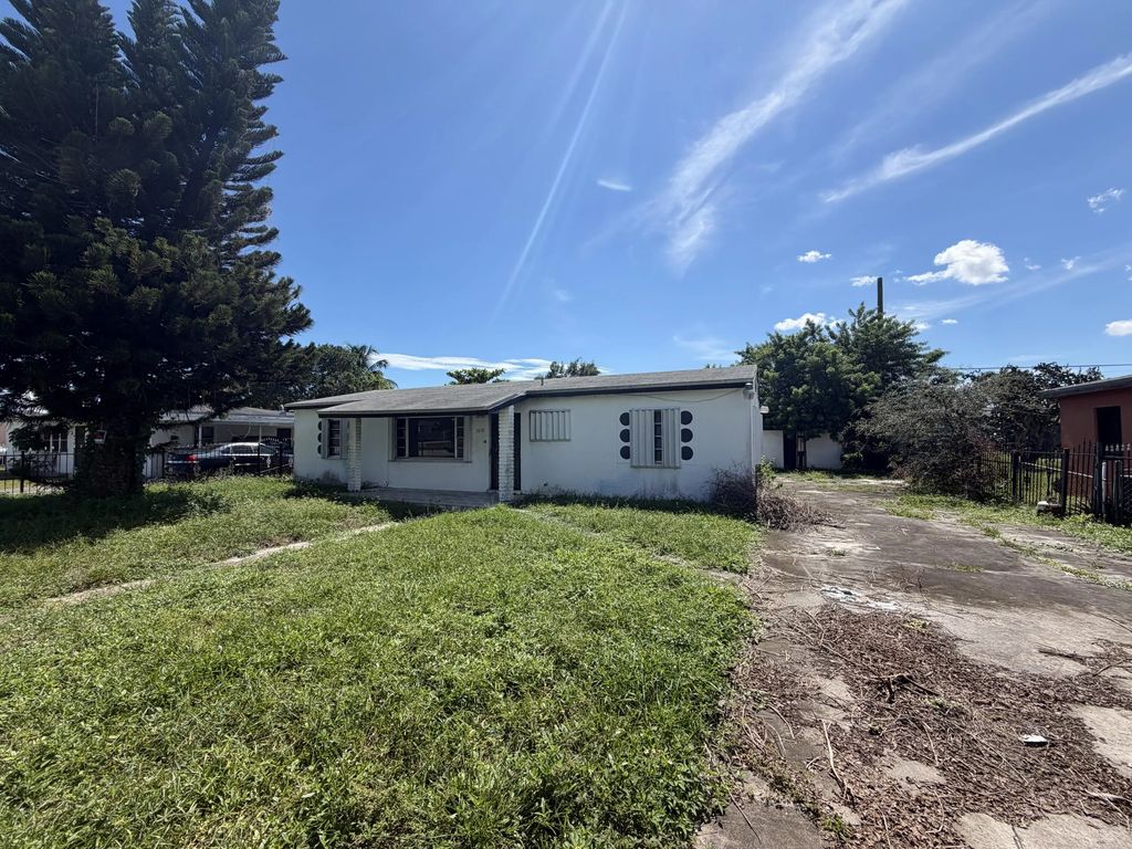 2850 Nw 160th Street, Miami Gardens