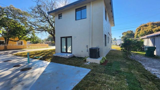 2934 Nw 44th Street, Miami