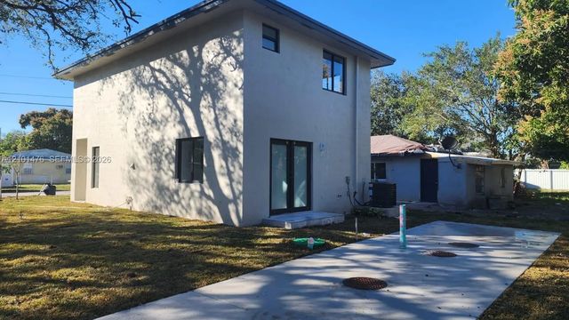 2 of 3 - 2934 Nw 44th Street, Miami, FL