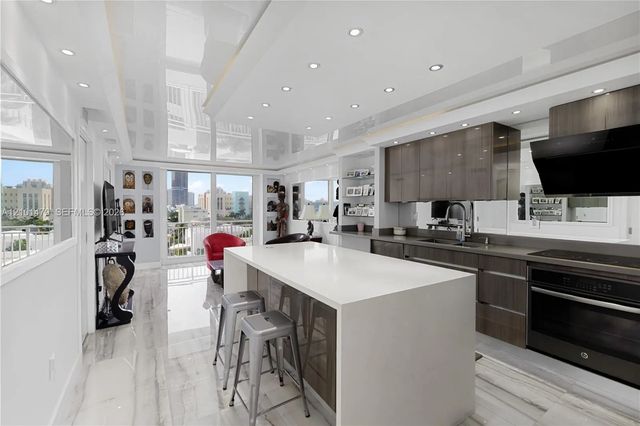 3 of 25 - 345 Ocean Drive #705, Miami Beach, FL