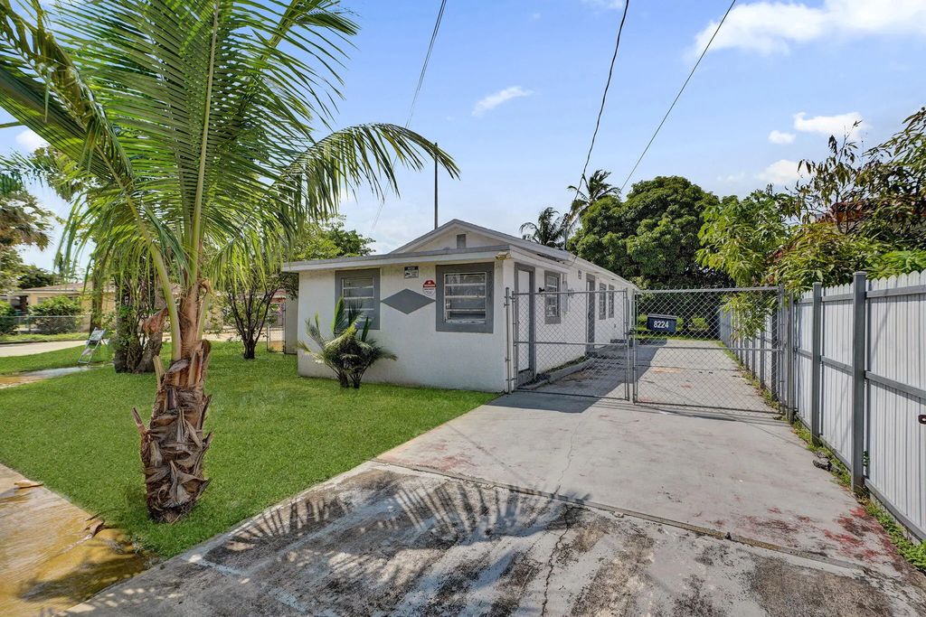 8224 Nw 1st Place, Miami