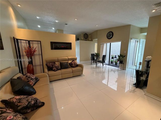 5 of 33 - 17819 Nw 66th Ct Circle, Hialeah, FL